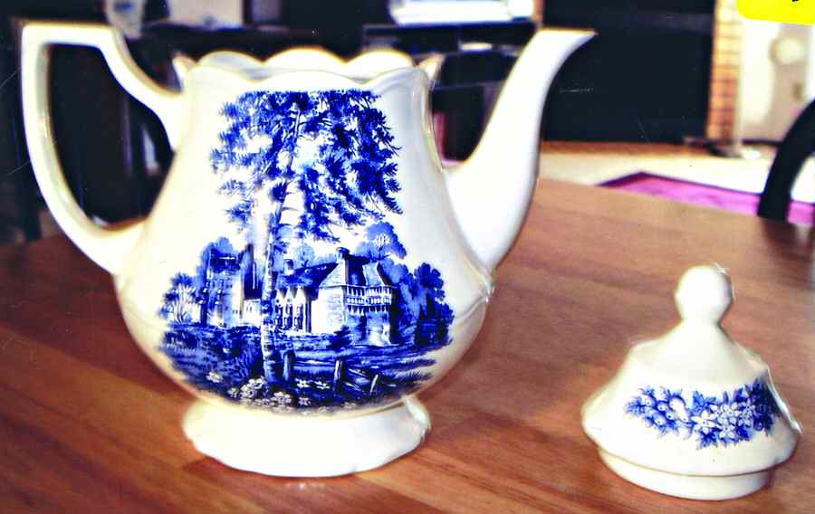 Stokesay Castle Teapot & Lid by J & G Meakin-1