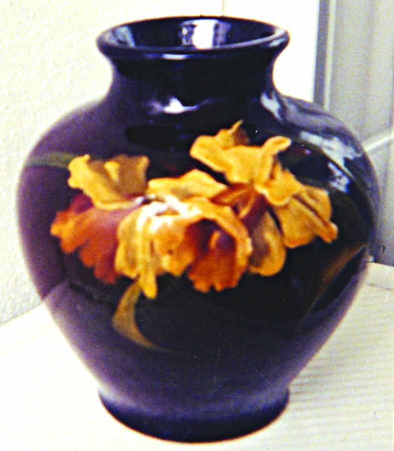 Loy Nel Art Vase by Nelson McCoy-1