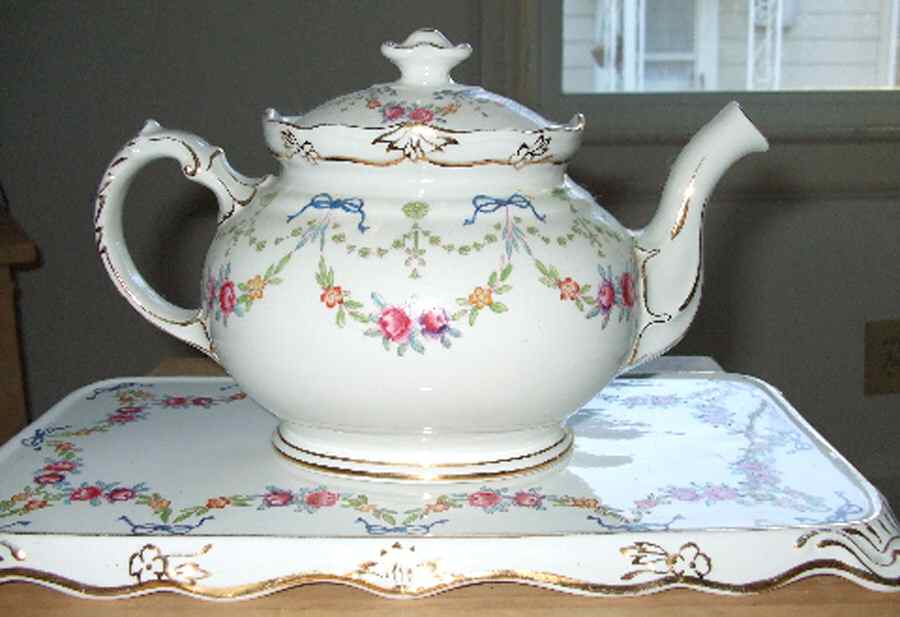 9042 Teapot & Lid by C T Maling & Sons-1