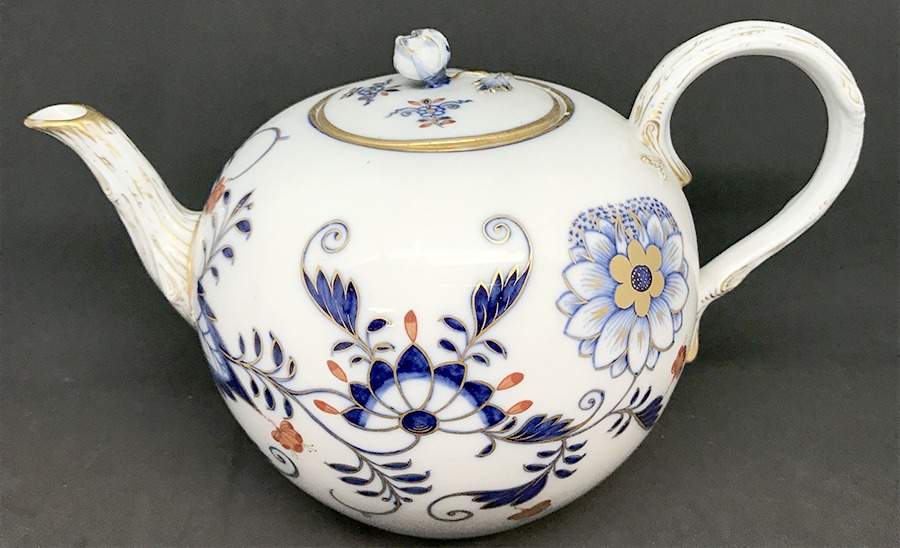 Blue Onion Rich Teapot & Lid by Meissen (Germany)-1