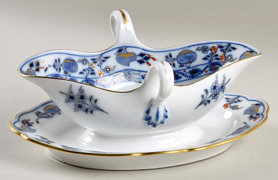 Blue Onion Rich Gravy Boat with Attached Underplate by Meissen (Germany)-1