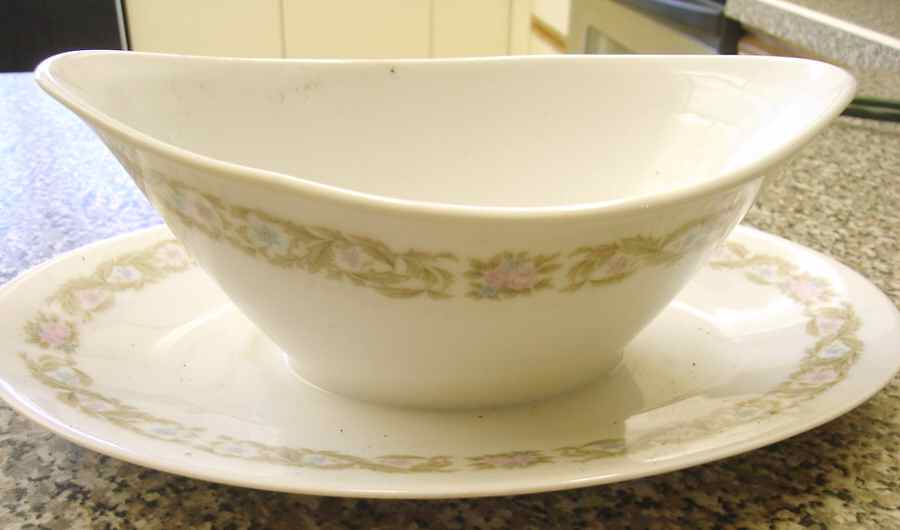 MAF11 Gravy Boat with Attached Underplate by Mayfair (Japan)-1
