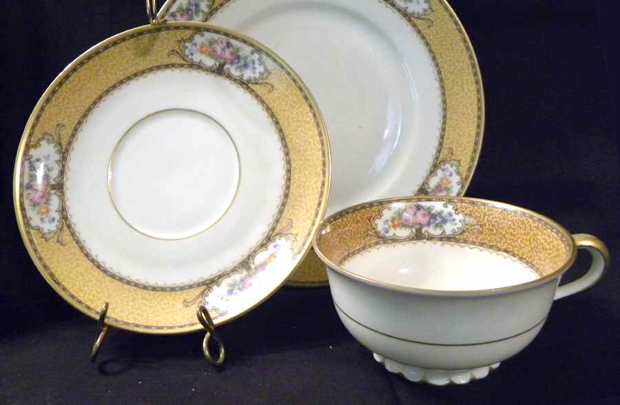 MUE152 Footed Cup & Saucer Set by Paul Muller-1