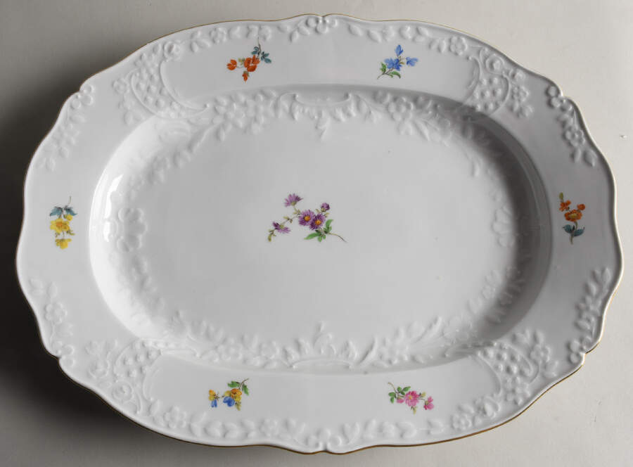 MSS192 15" Oval Serving Platter by Meissen (Germany)-1