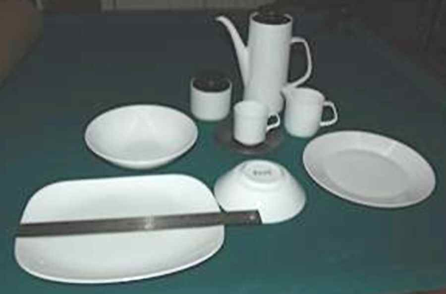 MEK320 14" Oval Serving Platter by J & G Meakin-1