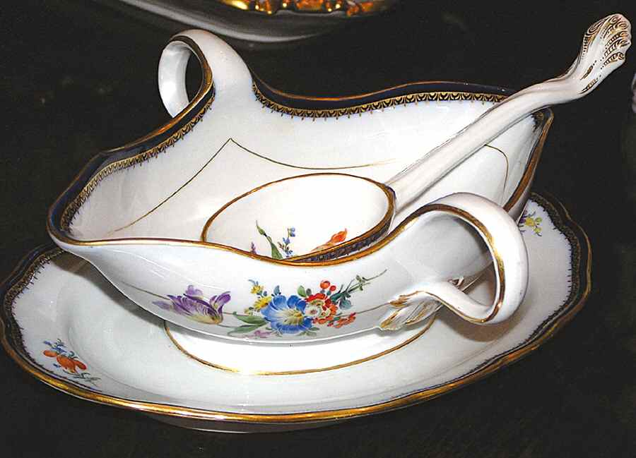 111120 Sauce Boat & Underplate with Ladle by Meissen (Germany)-1