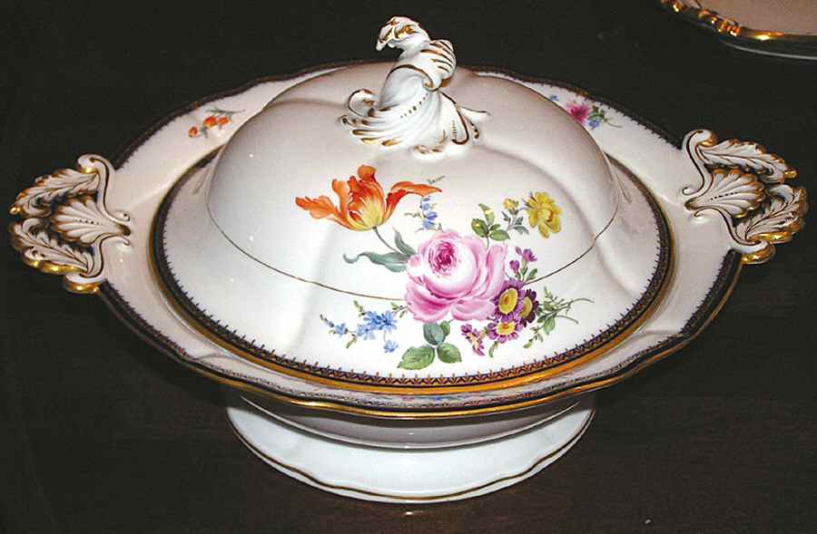 111120 Round Covered Vegetable by Meissen (Germany)-1