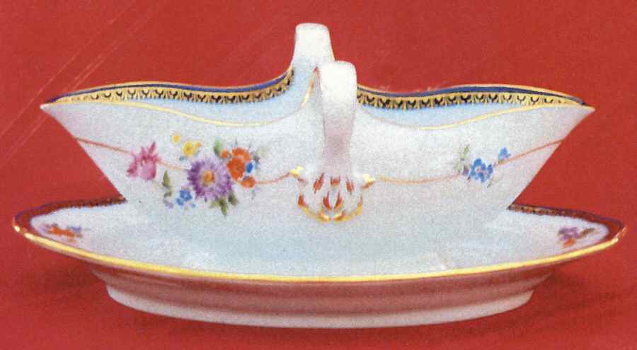 111120 Gravy Boat with Attached Underplate by Meissen (Germany)-1