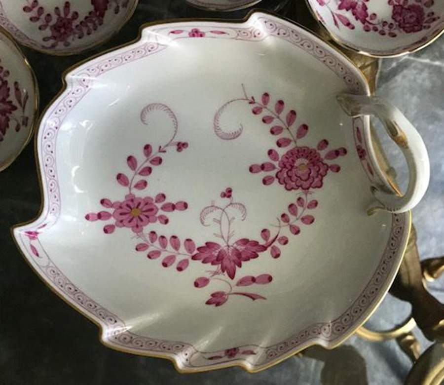 Indian Painting Pink Leaf Shaped Dish by Meissen (Germany)-1