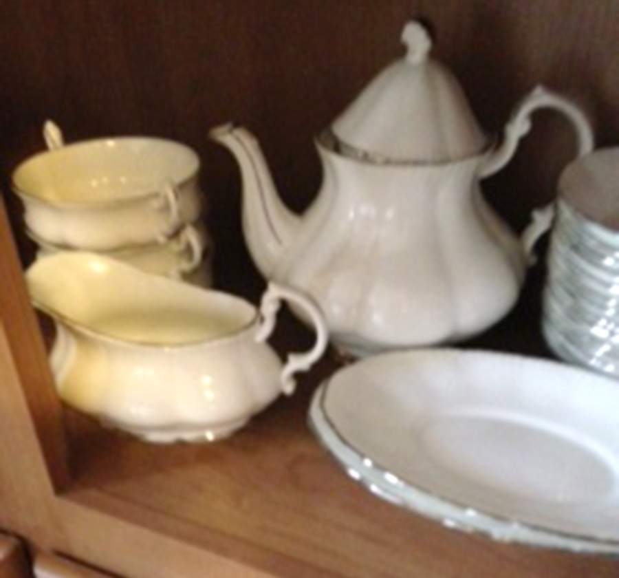 MLE1 Teapot & Lid by Michelle (England)-1
