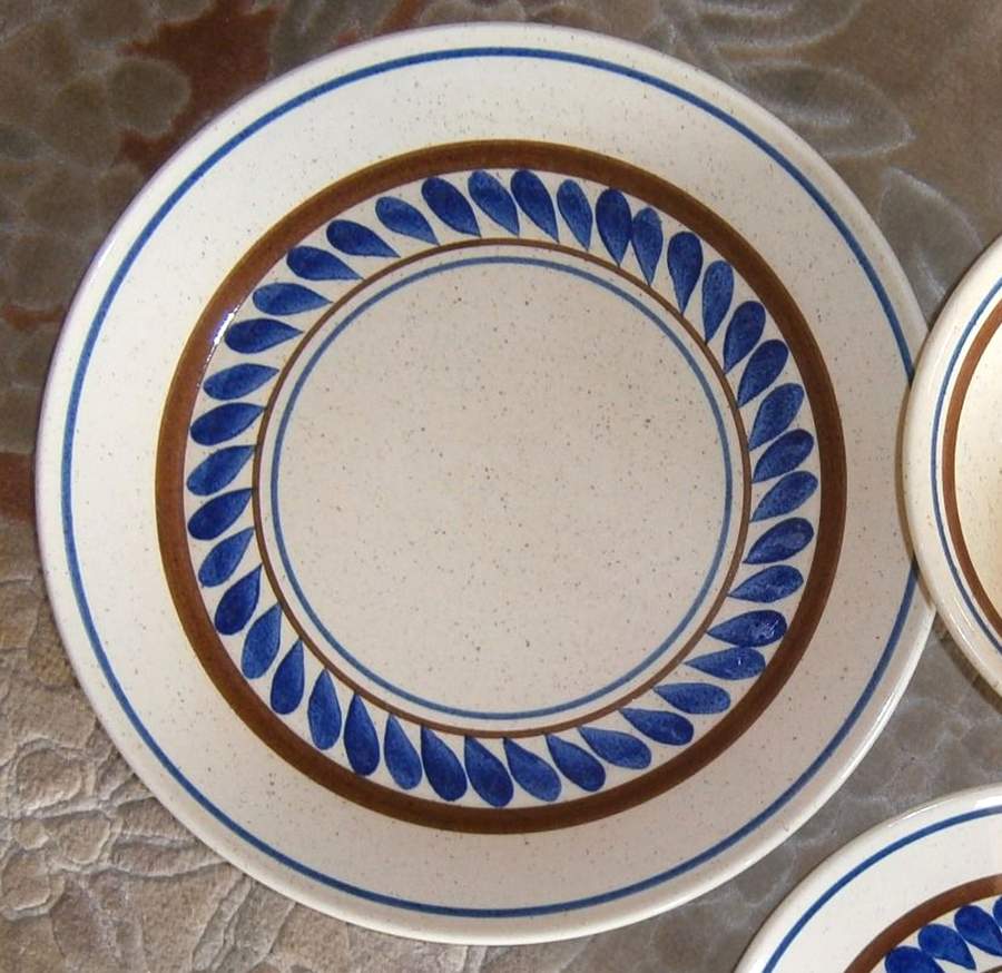 Hermosa Dinner Plate by Metlox - Poppytrail - Vernon-1