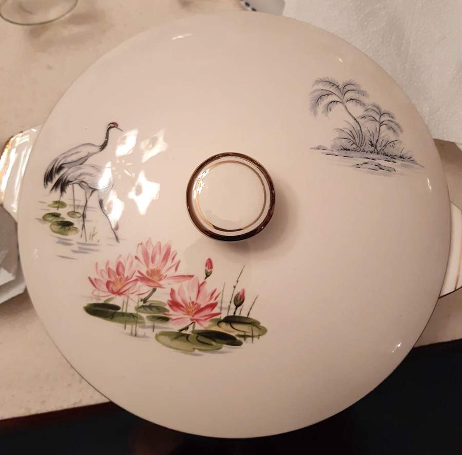 Lotus Island Lid for Round Vegetable by Alfred Meakin-1