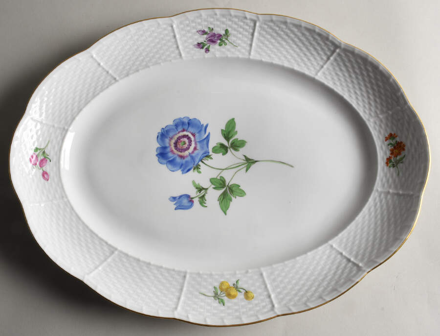 MSS231 16" Oval Serving Platter by Meissen (Germany)-1