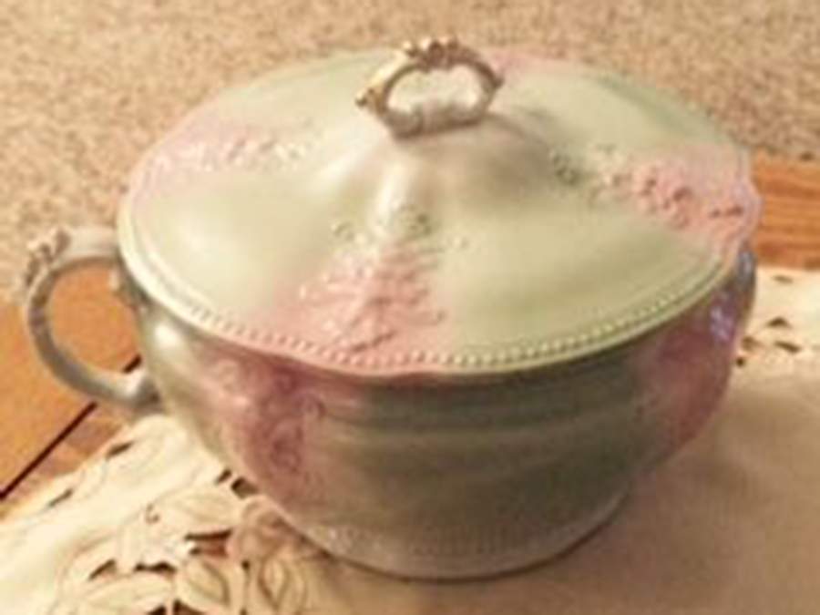 MEK343 Chamber Pot & Lid by J & G Meakin-1