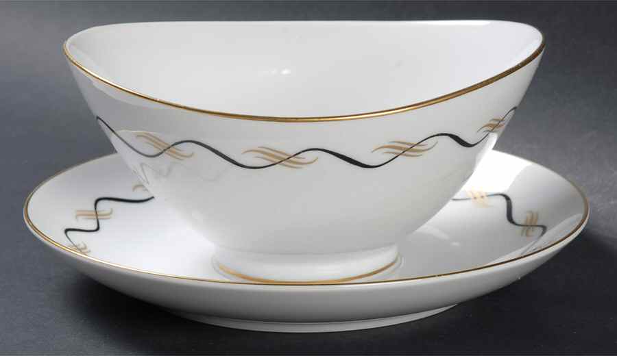 Heritage Gravy Boat with Attached Underplate by Narumi-1