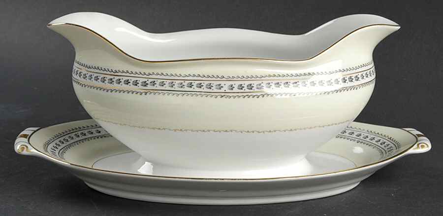 Laurel Gravy Boat with Attached Underplate by Narumi-1