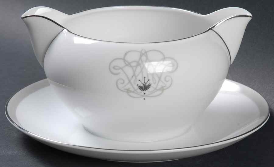 Princess Gravy Boat with Attached Underplate by Narumi-1