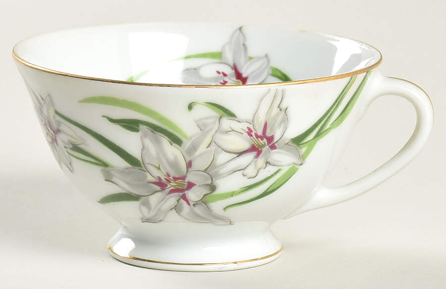 White Lily Footed Cup by Narumi-1