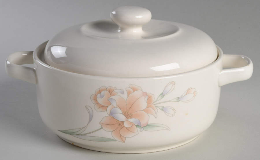 Aventura 1.25 Qt Round Covered Casserole by Noritake-1