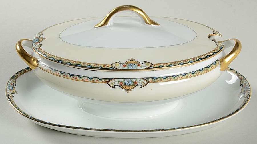 Baroda Gravy Boat w/Attached Underplate & Lid by Noritake-1