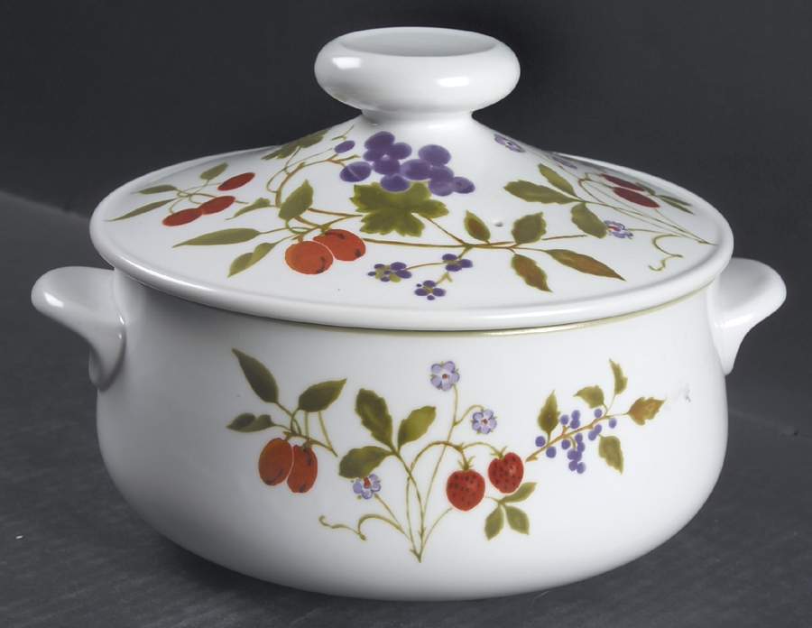 Berries 'n Such 2.5 Qt Round Covered Casserole by Noritake-1