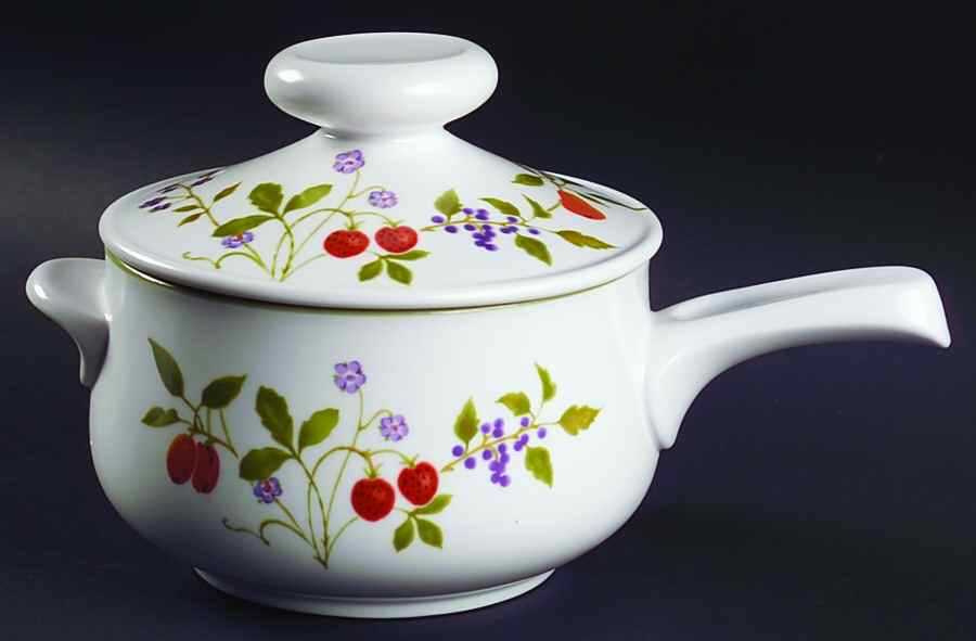 Berries 'n Such 1.25 Qt Round Covered Casserole by Noritake-1