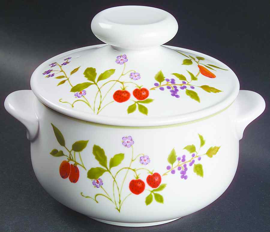 Berries 'n Such 1.25 Qt Round Covered Casserole by Noritake-1
