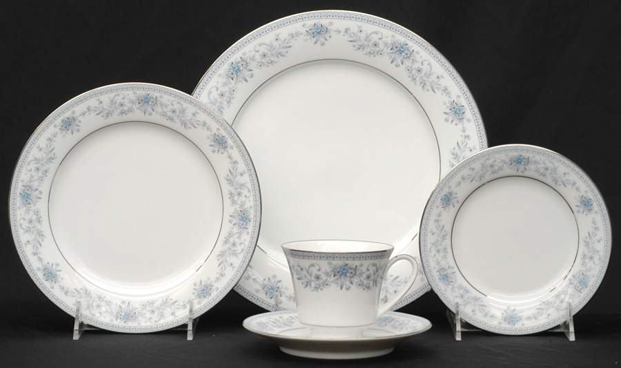 Blue Hill 40 Piece Estate Set by Noritake-1