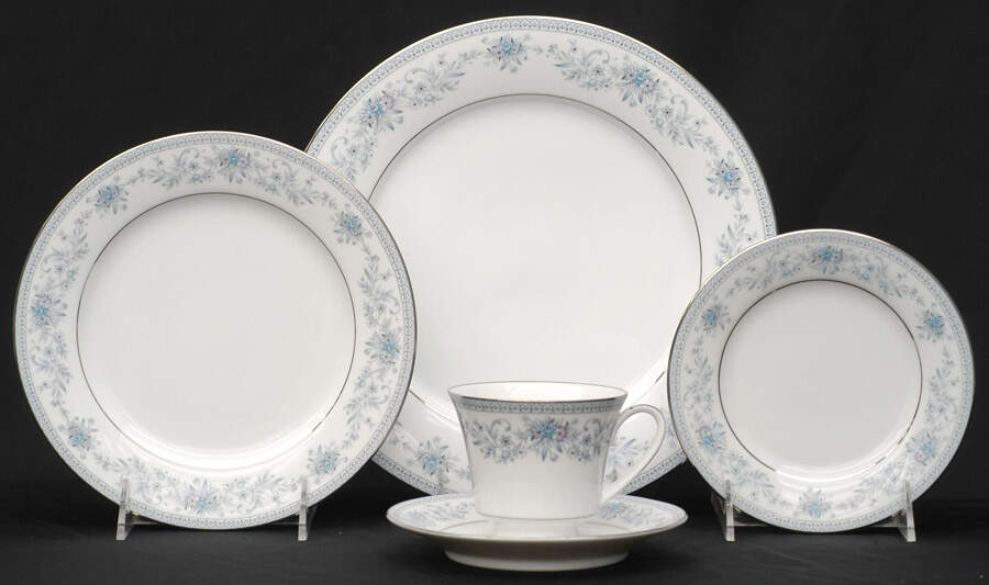 Blue Hill 40 Piece Estate Set by Noritake-1