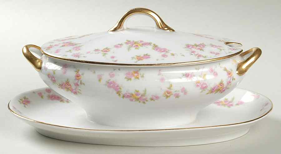 The Bosnia Sauce Boat with Attached Underplate & Lid by Noritake-1