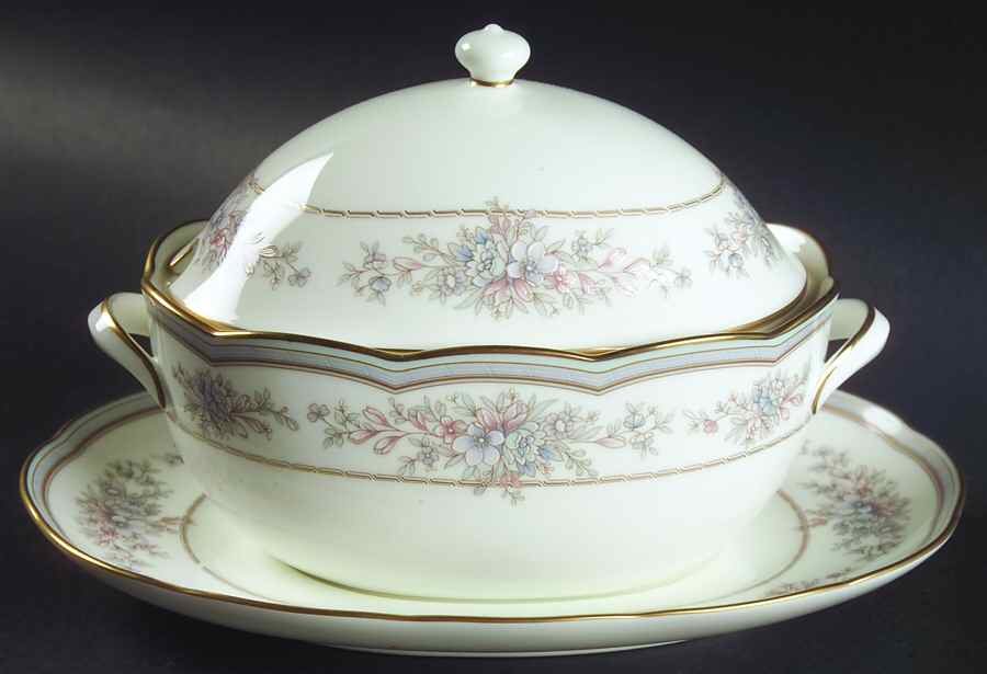 Bridgehampton Gravy Boat & Lid w/Underplate by Noritake-1