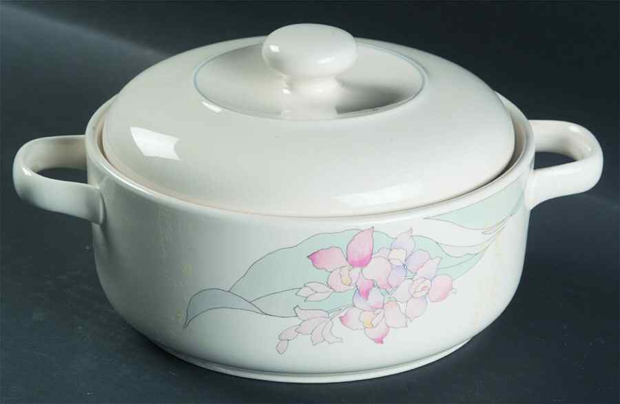 Christy's World 1.25 Qt Round Covered Casserole by Noritake-1