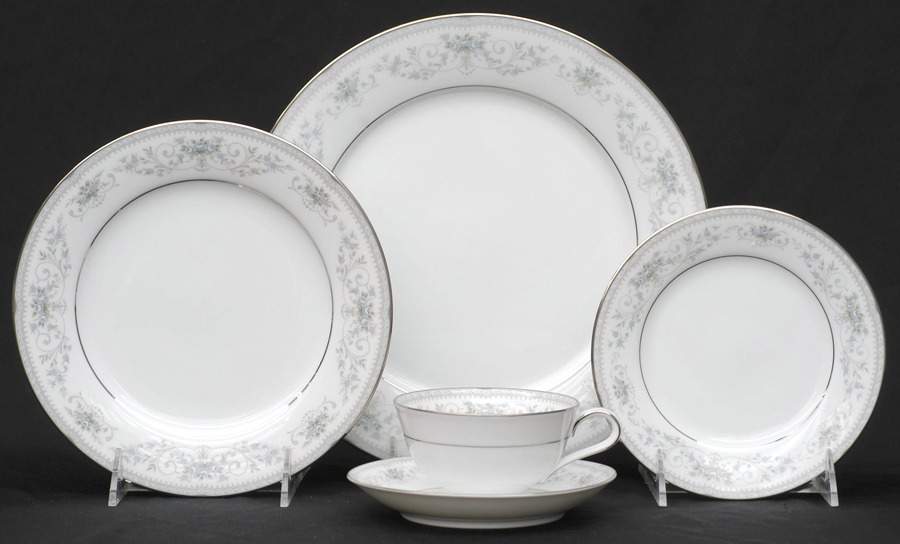 Colburn 40 Piece Estate Set by Noritake-1