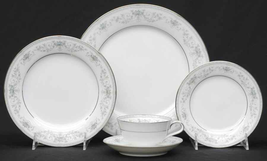 Colburn 40 Piece Estate Set by Noritake-1