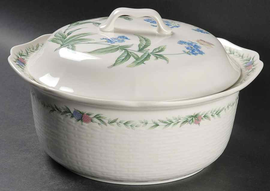 Conservatory 3 Qt Rd Covered Casserole (Uses RV10S as Base) by Noritake-1