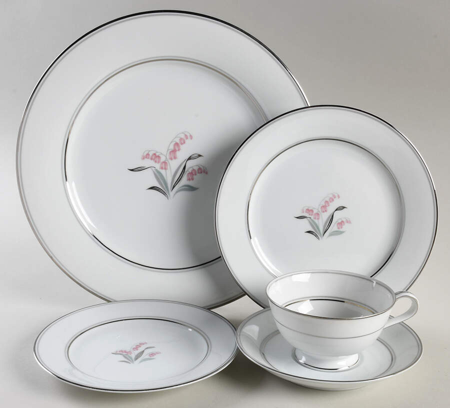 Crest 40 Piece Estate Set by Noritake-1