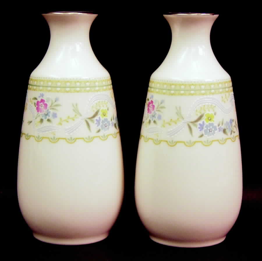 Delight Salt & Pepper Set by Noritake-1