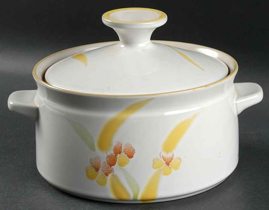 Essay 2.25 Qt Round Covered Casserole by Noritake-1