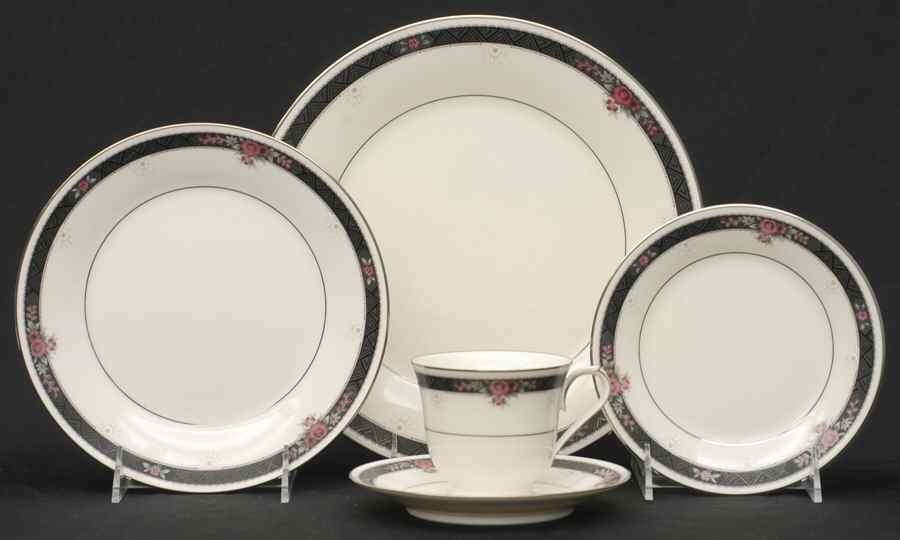 Etienne 5 Piece Place Setting by Noritake-1