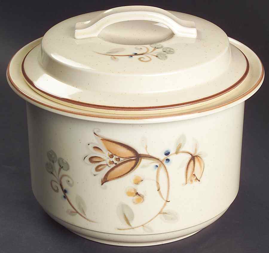 Fallriver 2.5 Qt Round Covered Casserole by Noritake-1