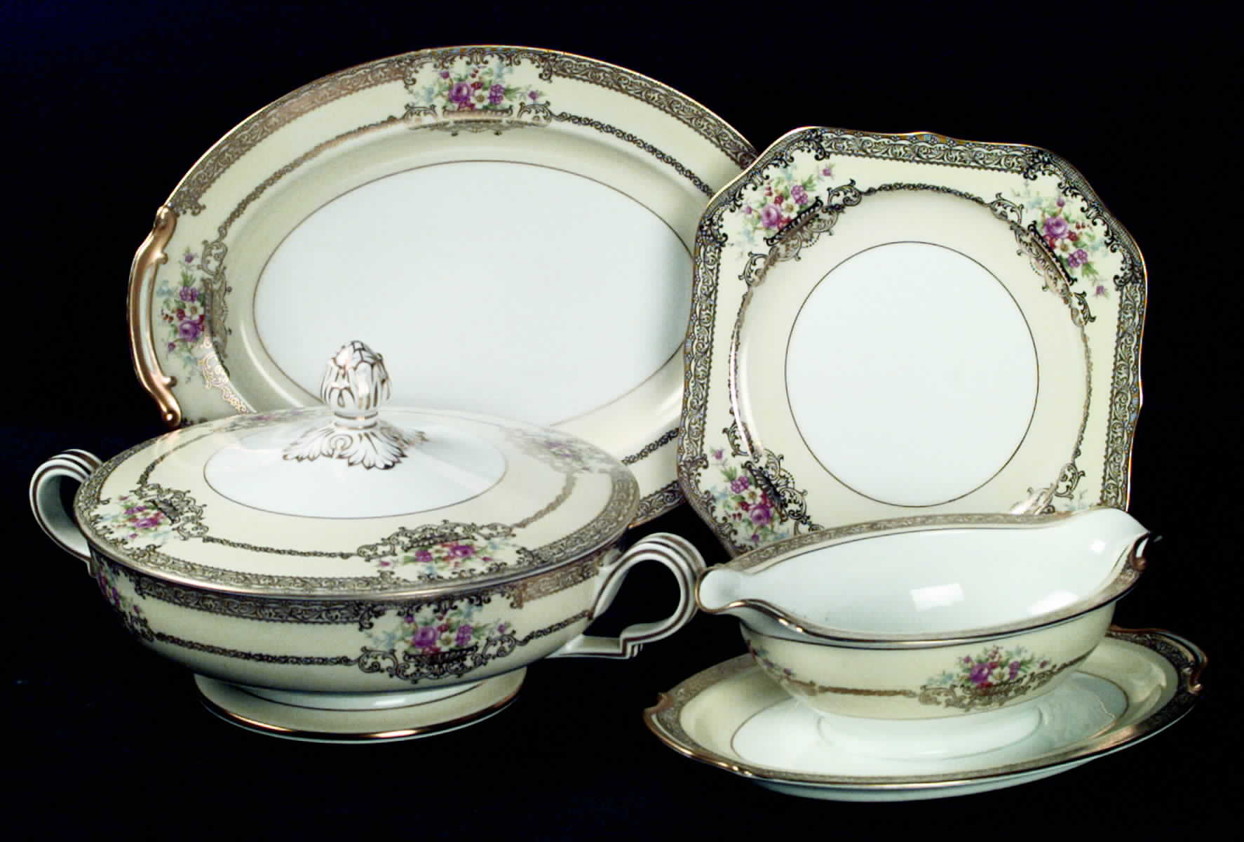 Goldrina Gravy Boat with Attached Underplate by Noritake-1