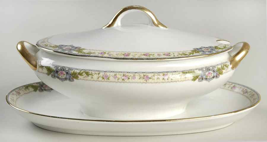 Hanover Gravy Boat w/Attached Underplate & Lid by Noritake-1