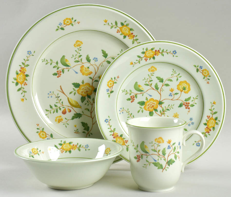 Lineage 4 Piece Place Setting by Noritake-1