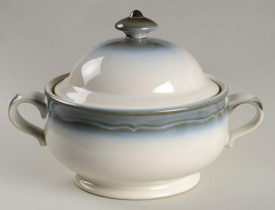 Captivate 2 Qt Round Covered Casserole by Noritake-1