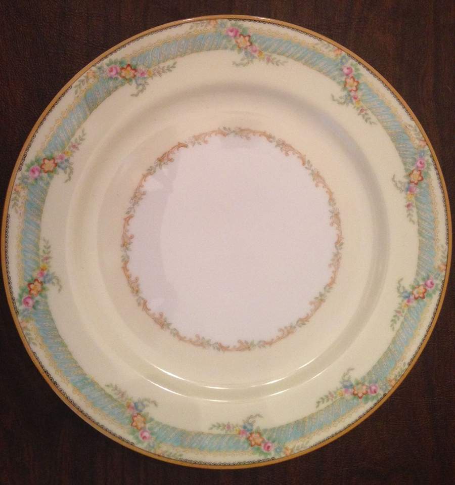 N352 Dinner Plate by Noritake-1