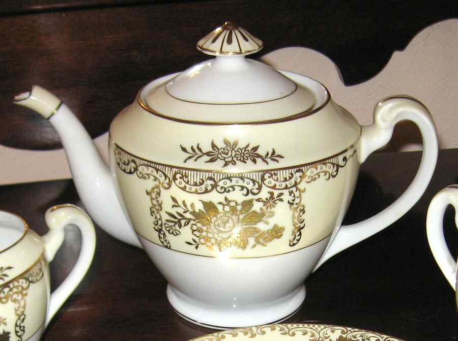 N372 Teapot & Lid by Noritake-1