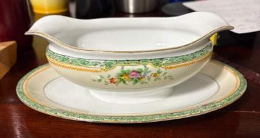 N634 Gravy Boat with Attached Underplate by Noritake-1