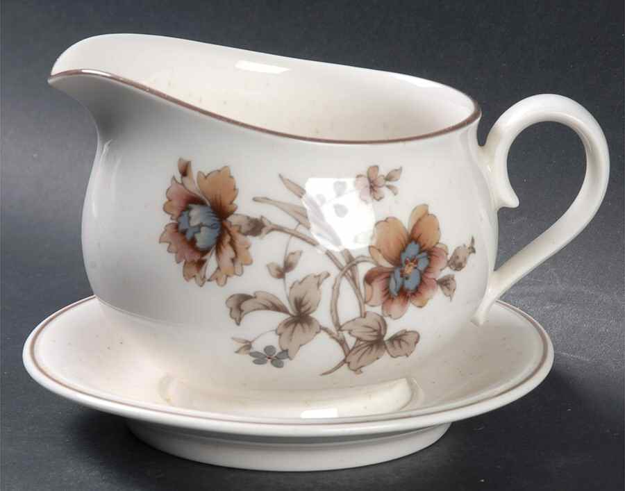 New Castle Gravy Boat with Attached Underplate by Noritake-1