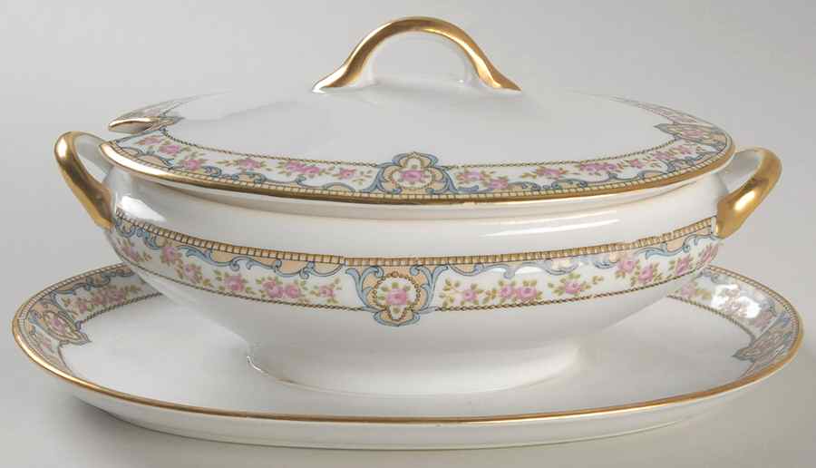 Portland Gravy Boat w/Attached Underplate & Lid by Noritake-1