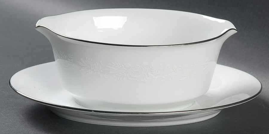 Reina (#6450Q) Gravy Boat with Attached Underplate by Noritake-1